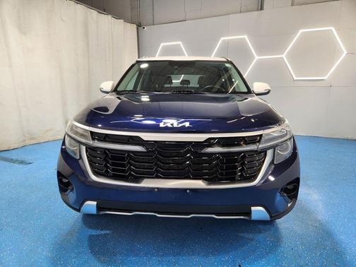 Dark Ocean Blue / White Roof 2024 Kia Seltos S