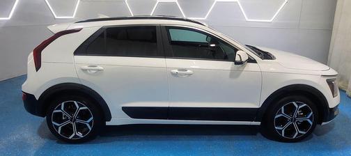Snow White Pearl 2025 Kia Niro EX Touring