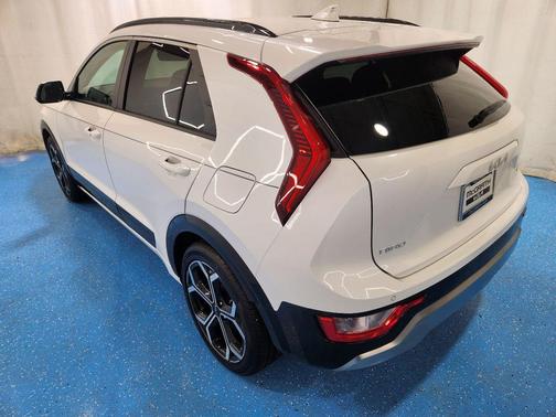 Snow White Pearl 2025 Kia Niro EX Touring