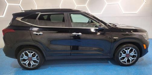Cherry Black 2021 Kia Seltos SX