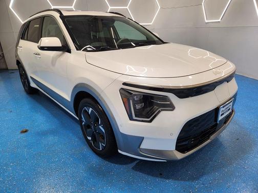 Snow White Pearl 2023 Kia Niro EV Wave