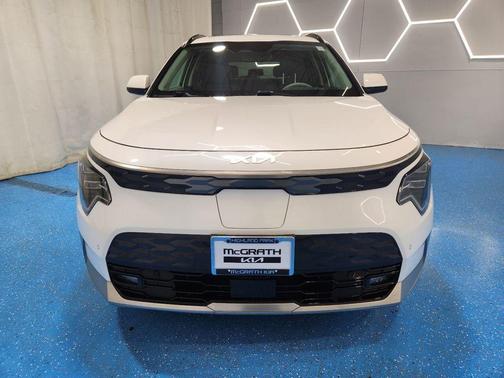 Snow White Pearl 2023 Kia Niro EV Wave