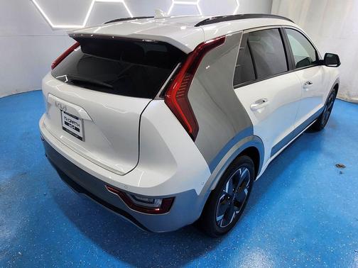 Snow White Pearl 2023 Kia Niro EV Wave