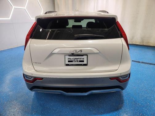 Snow White Pearl 2023 Kia Niro EV Wave