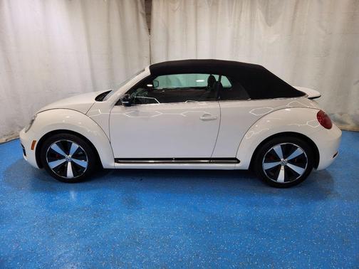 Candy White / Black Roof 2013 Volkswagen Beetle 2.0T