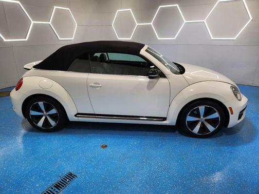Candy White / Black Roof 2013 Volkswagen Beetle 2.0T