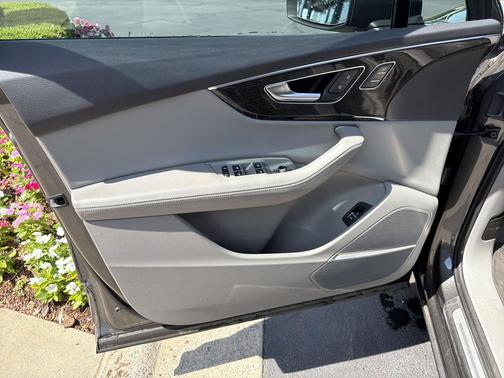 Samurai Gray Metallic 2021 Audi Q7 55 Prestige