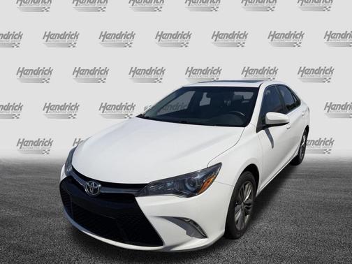 Super White 2017 Toyota Camry SE