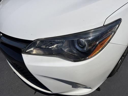 Super White 2017 Toyota Camry SE