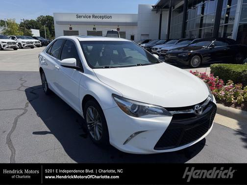 Super White 2017 Toyota Camry SE