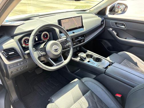 Everest White Pearl/Super Black 2024 Nissan Rogue Platinum