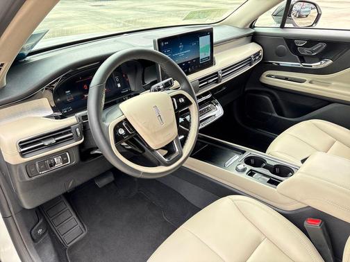 Pristine White Metallic Tri-Coat 2026 Lincoln Corsair Premiere