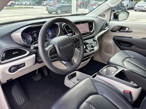 Diamond Black Crystal Pearlcoat 2024 Chrysler Pacifica Touring L