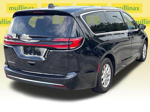 Diamond Black Crystal Pearlcoat 2024 Chrysler Pacifica Touring L