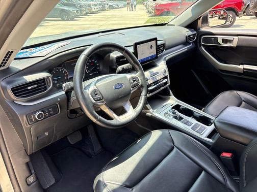 Iconic Silver Metallic 2023 Ford Explorer XLT