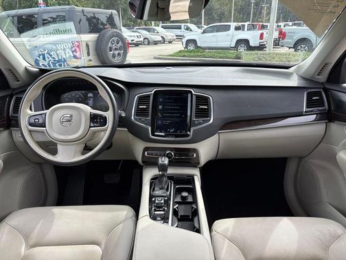 2019 Volvo XC90 T6 Momentum