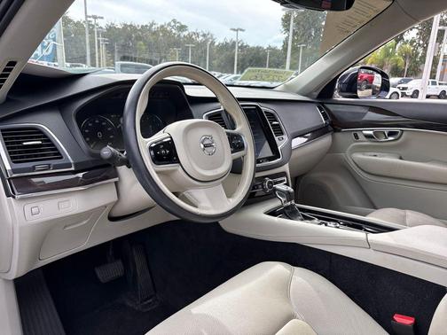 2019 Volvo XC90 T6 Momentum