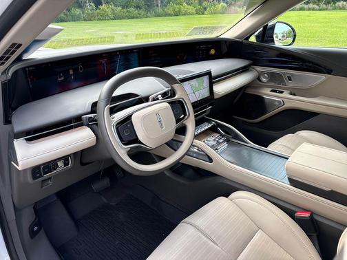 White Platinum Metallic Tri-Coat 2025 Lincoln Nautilus Reserve