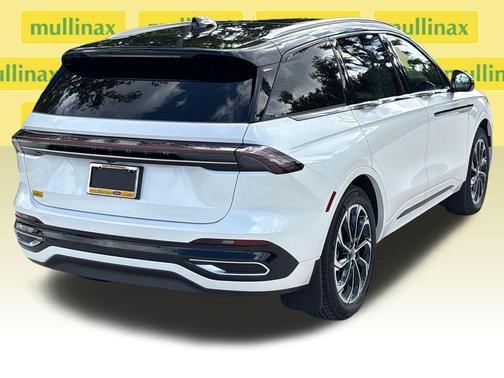 White Platinum Metallic Tri-Coat 2025 Lincoln Nautilus Reserve
