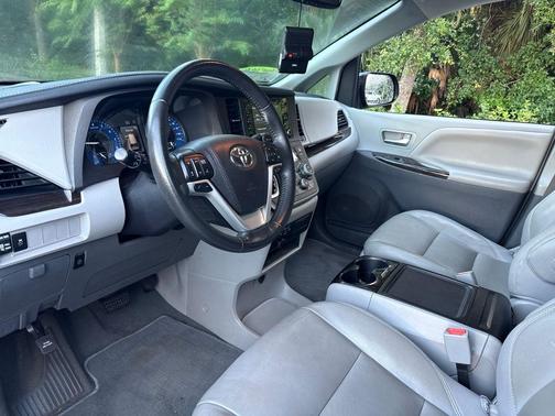 2020 Toyota Sienna XLE