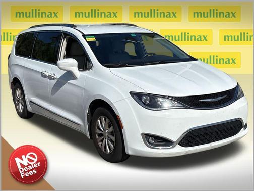 Bright White Clearcoat 2018 Chrysler Pacifica Touring-L