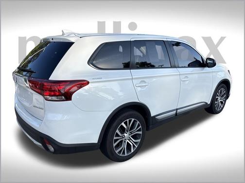 2017 Mitsubishi Outlander ES