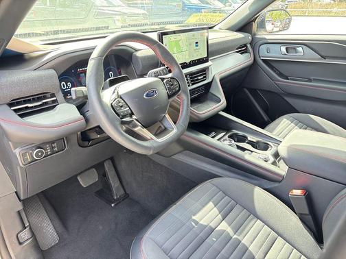 Star White Metallic Tri-Coat 2025 Ford Explorer ST-Line