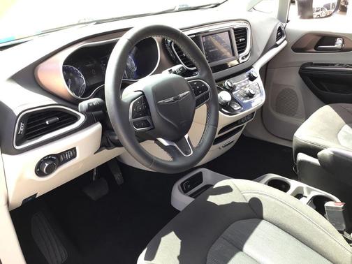 2024 Chrysler Voyager LX