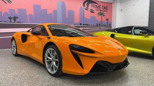 2023 McLaren Artura 
