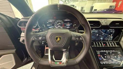 2022 Lamborghini Urus 