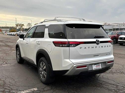 2025 Nissan Pathfinder SL