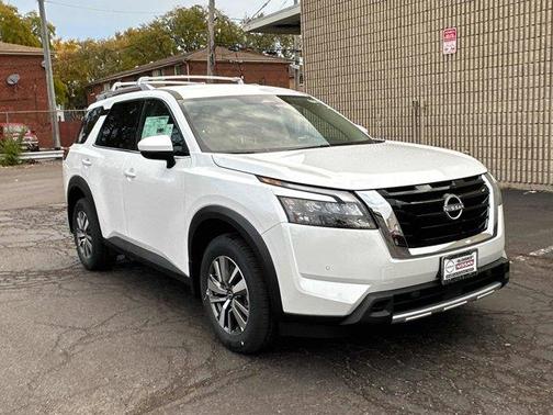 2025 Nissan Pathfinder SL