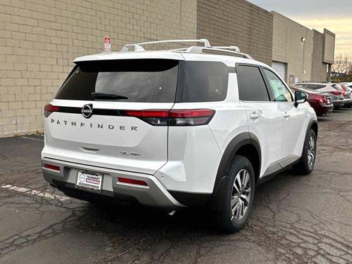 2025 Nissan Pathfinder SL