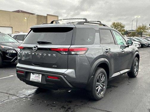 2025 Nissan Pathfinder SV