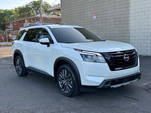 2023 Nissan Pathfinder SL