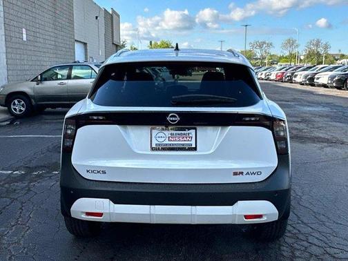 Aspen White Tri 2026 Nissan Kicks SR