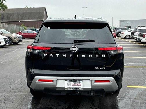 2025 Nissan Pathfinder SL