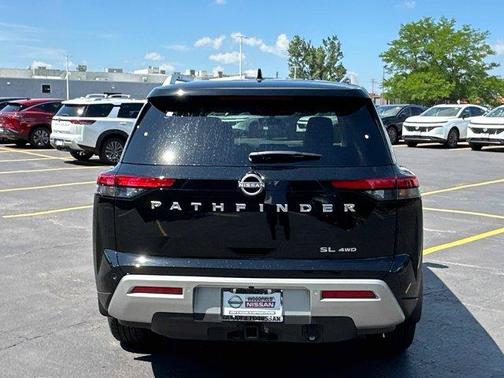 2025 Nissan Pathfinder SL