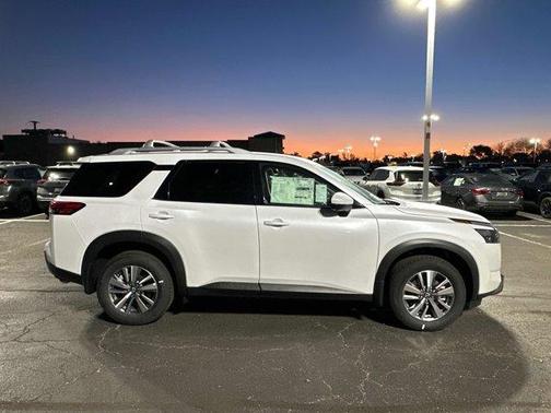 2025 Nissan Pathfinder SL