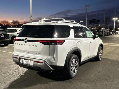 2025 Nissan Pathfinder SL