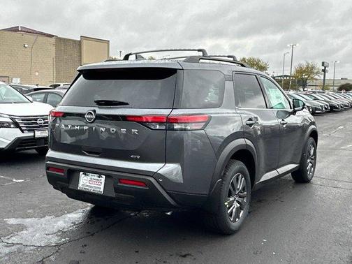 2025 Nissan Pathfinder SV