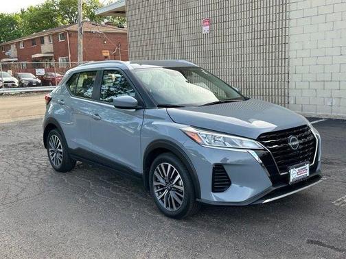 Boulder Gray Metallic 2024 Nissan Kicks SV