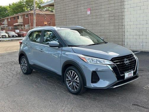 Boulder Gray Metallic 2024 Nissan Kicks SV