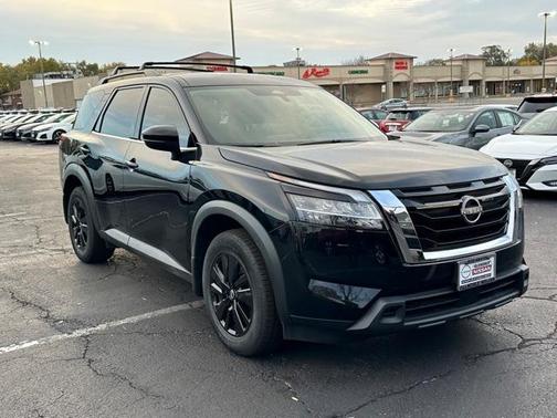 2022 Nissan Pathfinder SV