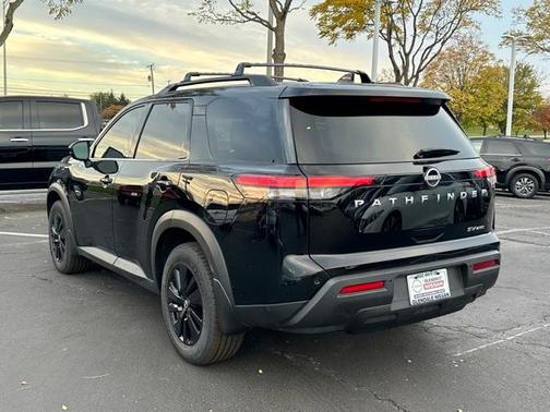 2022 Nissan Pathfinder SV