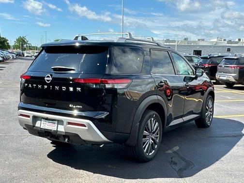 2025 Nissan Pathfinder SL