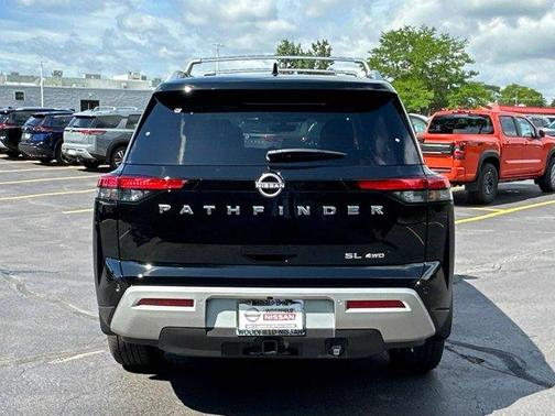2025 Nissan Pathfinder SL