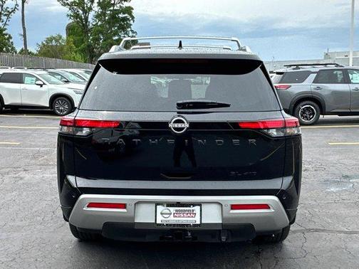 2025 Nissan Pathfinder SL