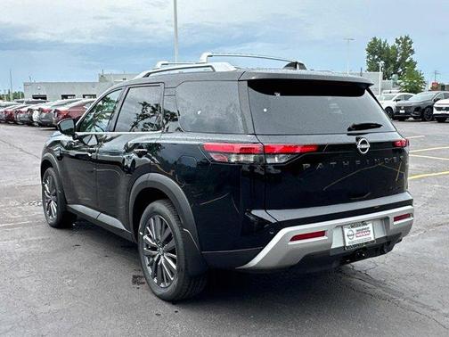 2025 Nissan Pathfinder SL
