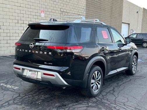 2024 Nissan Pathfinder SL